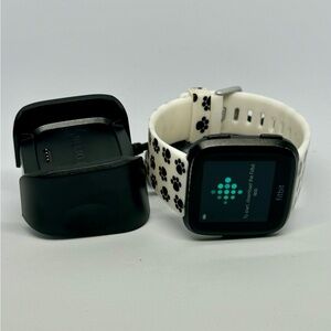 Fitbit Versa (FB504) Black w/Paw print band